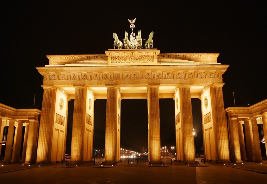 A view of the Brandenburg Gate lit up at nigh time